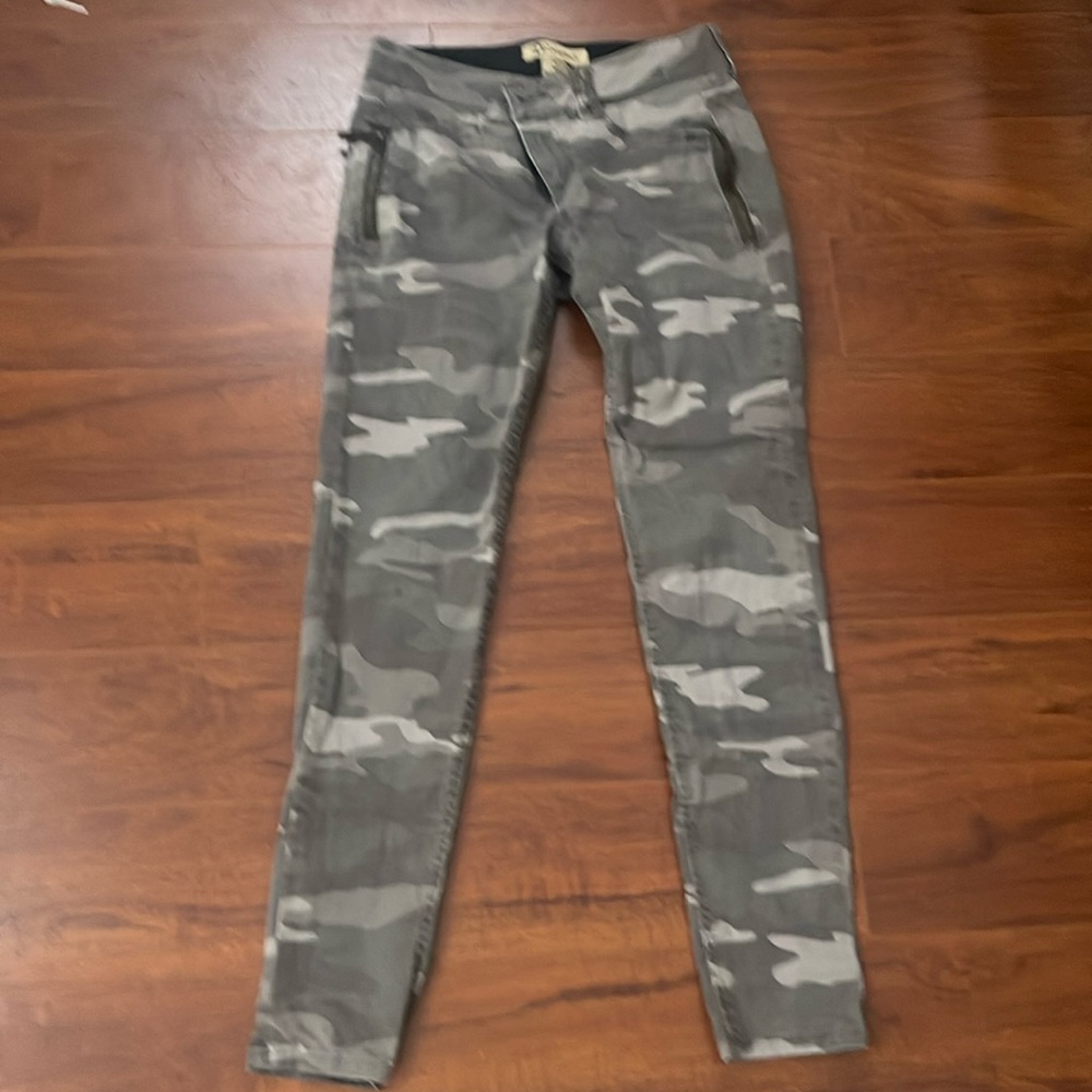 Democracy w/AB technology stretch pants.        size 6